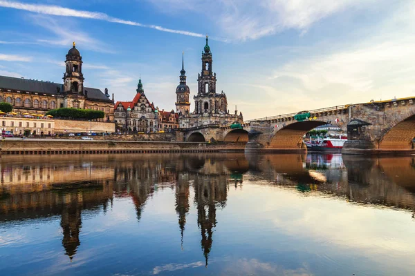 Panorama sullo skyline della città di Dresda sul fiume Elba e sul ponte di Augusto , — Foto Stock