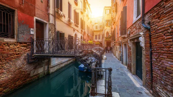 Blick auf den Straßenkanal in Venedig, Italien. Bunte Fassaden von o — Stockfoto