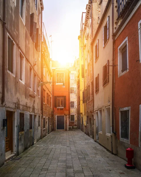 Street in Venice, Italy. Narrow street among old colorful brick — Stock Photo, Image