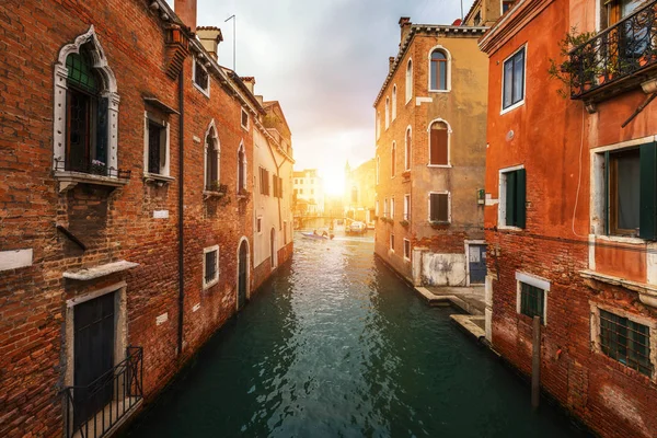 Вид на уличный канал в Венеции, Италия. Красочные фасады o — стоковое фото