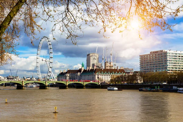 Paesaggio urbano di Londra tra cui London Eye e Westminster Bridge — Foto Stock