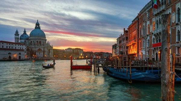Канал с гондолами в Венеции, Италия. Архитектура и достопримечательности — стоковое фото