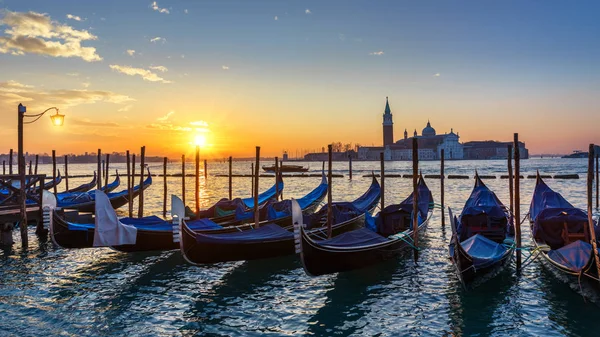 Venedik, İtalya'da gondollarlı kanal. Mimari ve simgesel yapılar — Stok fotoğraf