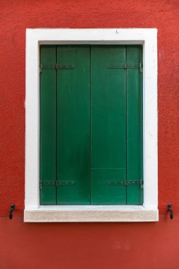Venedik'in Burano adasındaki bir evin renkli penceresi, Ven