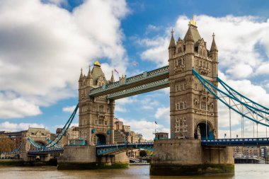 Tower Bridge Londra, İngiltere'de gün batımında yansımaları ile.