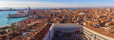 Venedik hava panoramik kırmızı çatılar, Veneto, İtalya. Aeri