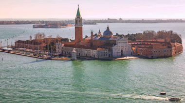 Havadan görünümü San Giorgio Maggiore Adası, Venedik, İtalya. Kanal