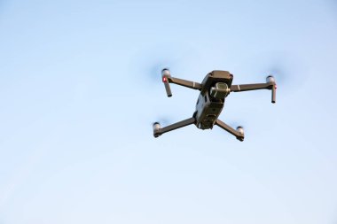 Drone manzara nın üzerinde uçuyor. Digita ile uçan İhA drone helikopter
