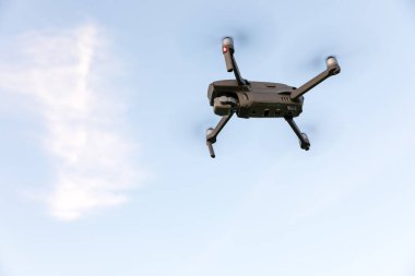 Drone manzara nın üzerinde uçuyor. Digita ile uçan İhA drone helikopter
