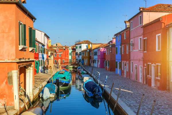 Ulice s barevnými budovami v Burano ostrov, Benátky, Itálie. — Stock fotografie