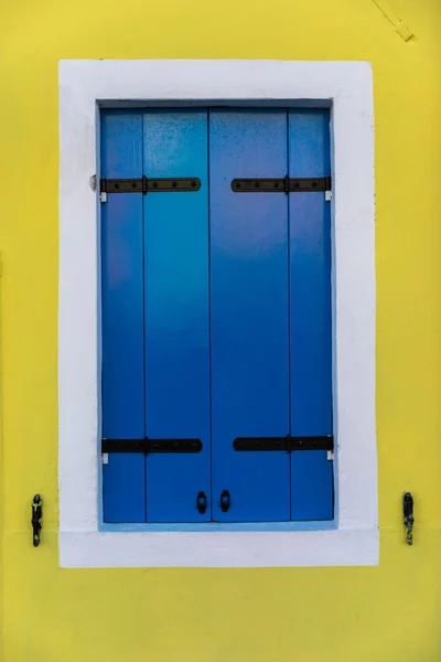 Colorida ventana de una casa en la isla veneciana de Burano, Ven — Foto de Stock