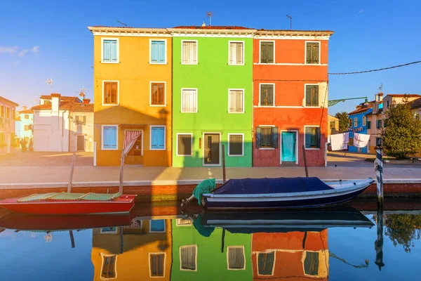 Rue avec des bâtiments colorés dans l'île de Burano, Venise, Italie . — Photo