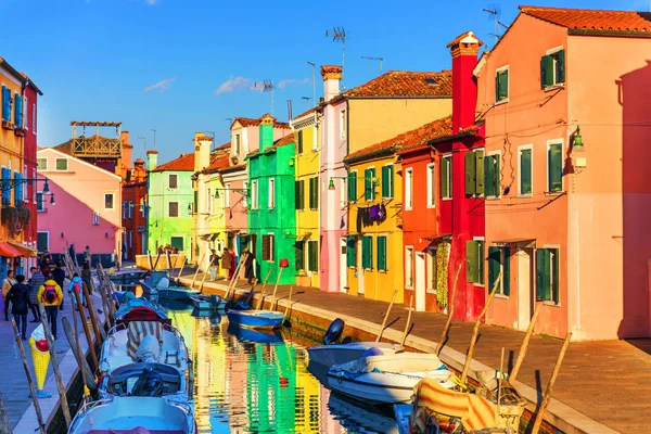 Ulice s barevnými budovami v Burano ostrov, Benátky, Itálie. — Stock fotografie