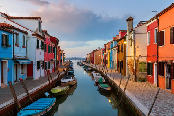 Gatuvy med färgglada byggnader i Burano Island, Venedig, IT — Stockfoto