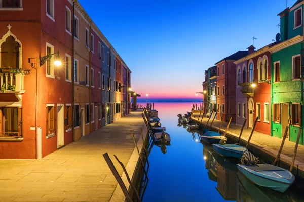 Vista strada con edifici colorati a Burano, Venezia, It — Foto Stock