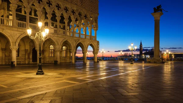 Vedere pitorească a Piazza San Marco în Veneția la răsărit de soare, Italia. Pia — Fotografie, imagine de stoc