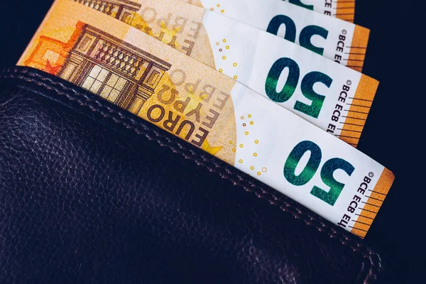 M-cüzdan ile Euro banknot. Siyah bir backgr cüzdan nakit — Stok fotoğraf