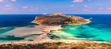 Balos Gölü ve Girit 'teki Gramvousa adasının muhteşem manzarası