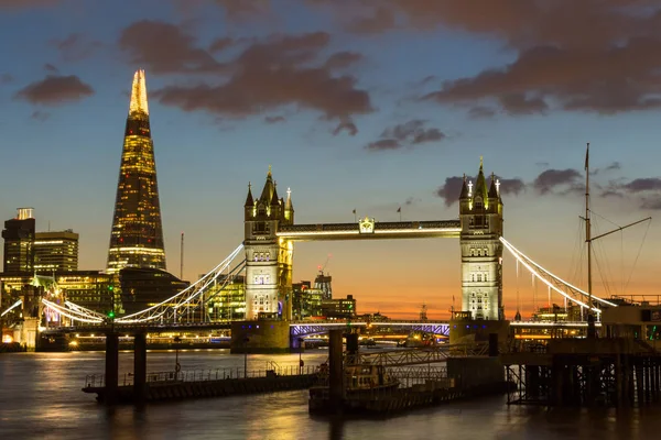 伦敦塔桥、 碎片和泰晤士河畔的壮丽景色 — 图库照片