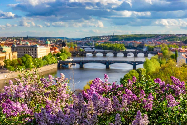 Úžasná jarní obloha, řeka Vltavy a staré městské centrum s — Stock fotografie