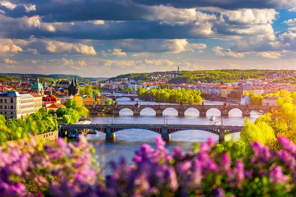 Scenic view of the Old Town pier architecture and Charles Bridge — Stock Photo, Image