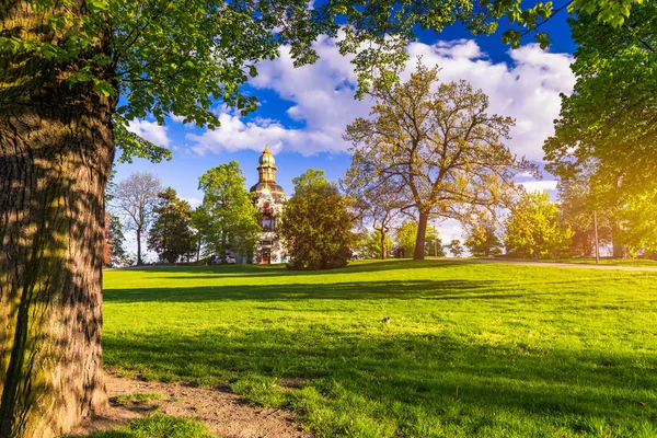 Vista de primavera en el Parque Letna, Praga, República Checa. Primavera en Pra —  Fotos de Stock