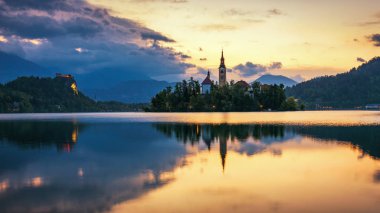 Lake Bled Slovenya. Güzel dağ Bled Gölü ile küçük Pilg