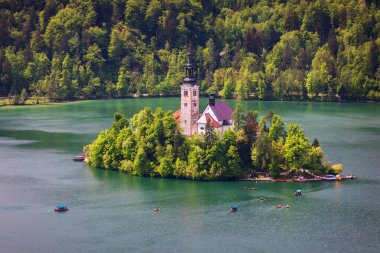 Lake Bled küçük adada St Marys Church of varsayımı ile. B