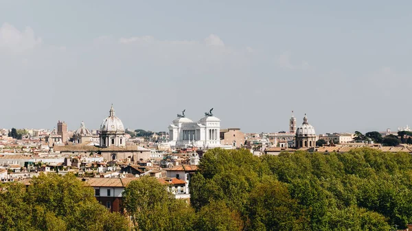 ローマ, イタリアのスカイライン。ローマ建築のパノラマの景色と — ストック写真