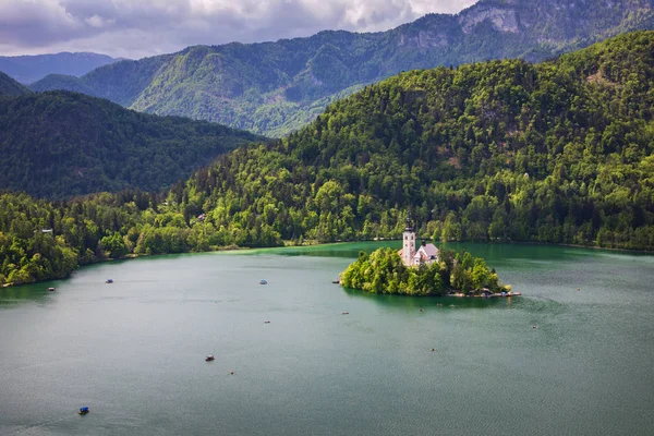 Jezioro Bled z St. Marys Church założenia na małej wyspie. B — Zdjęcie stockowe
