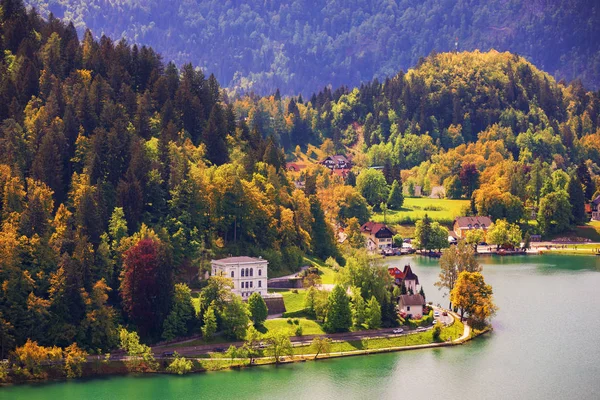 Lago Bled Eslovénia. Belo lago de montanha com bela casa — Fotografia de Stock