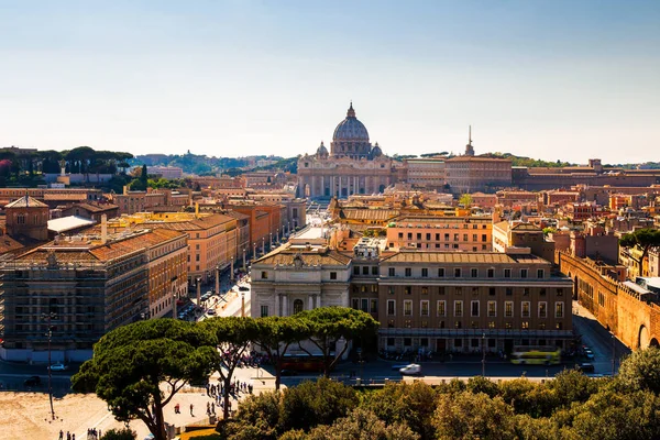 Ciudad del Vaticano. Basílica de San Pedro. Vista panorámica de Roma y St. — Foto de Stock