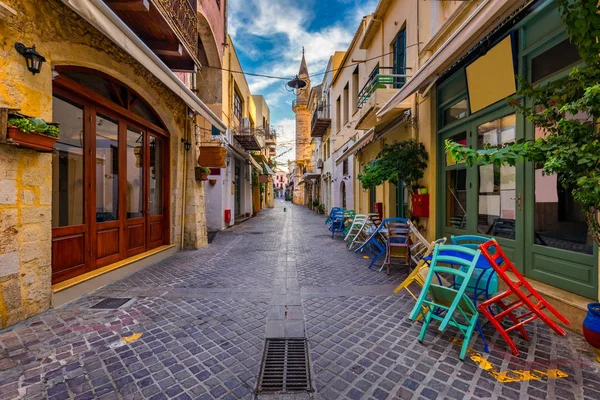 Straat in het oude centrum van Chania, Kreta, Griekenland. Charmante straat — Stockfoto