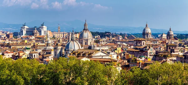 Skyline de Roma, Itália. Vista panorâmica da arquitetura de Roma e — Fotografia de Stock