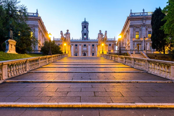 Itálie Řím Capitoline hill město náměstí muzejních budov a stat — Stock fotografie