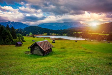 Z 'li Wagenbruchsee (Geroldsee) gölünün panoramik sabah sahnesi
