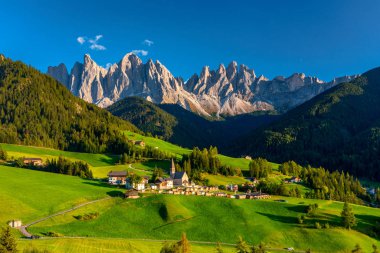 Santa Maddalena (Santa Magdalena) köyünde büyülü Dolomitler