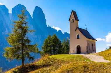 Passo Gardena 'daki San Maurizio Şapeli, Güney Tyrol, İtalya. Vi