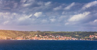 Supetar şehir Brac Adası, Hırvatistan. Denizden görüntüleyin. Resim