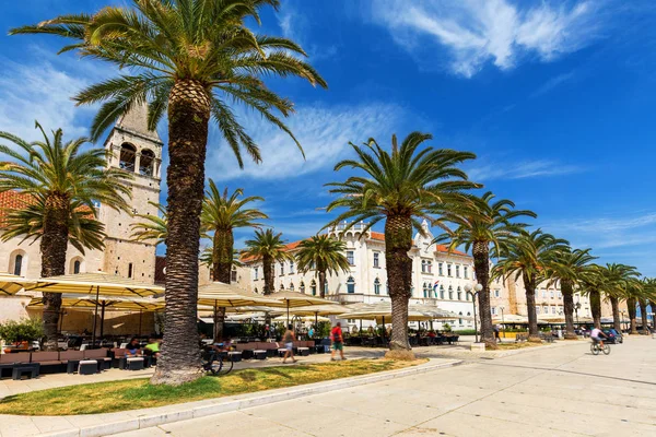 Történelmi épületek sétányán, Trogir, Horvátország. Trogir a po — Stock Fotó
