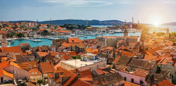 Trogir w Chorwacji, widok panoramiczny miasta z dachówek czerwonych, Croa — Zdjęcie stockowe