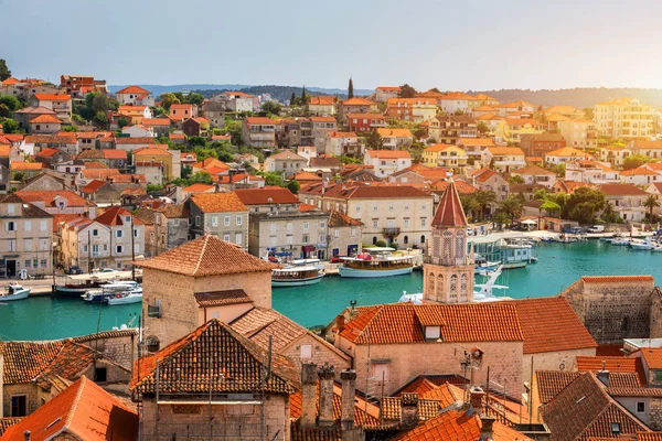 Casco antiguo de Trogir en Dalmacia, Croacia. El casco antiguo de Trogir. Cerca de S —  Fotos de Stock