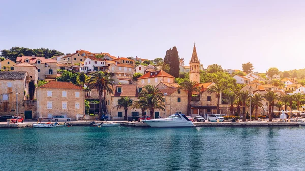 Vissersboten in Splitska dorp met mooie poort, Brac isla — Stockfoto