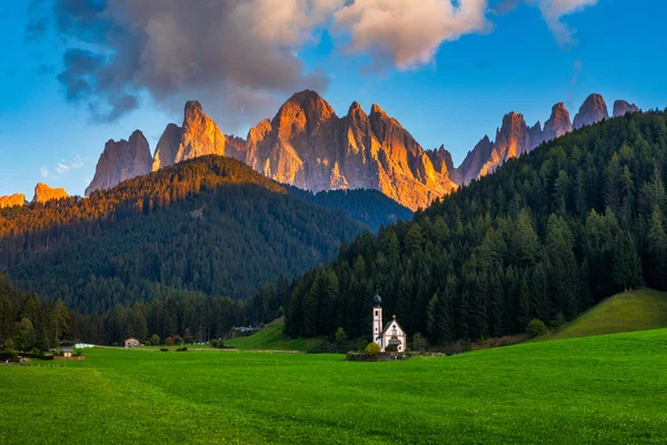 Landschaften mit Kirche San Giovanni und kleinem Dorf in Val di — Stockfoto