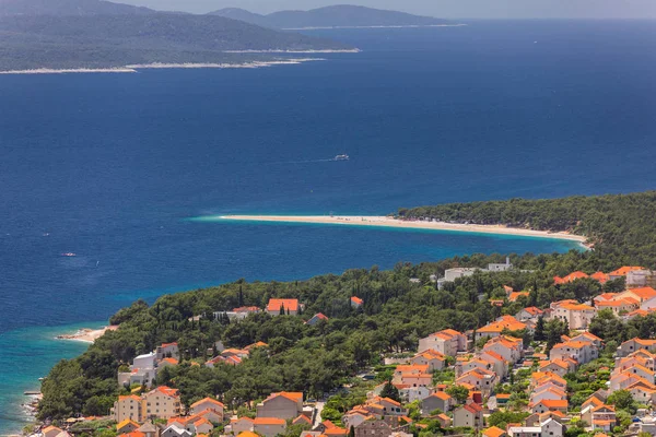 Plaża Zlatni Rat (Złoty Przylądek lub Golden Horn) słynnego turkusowy, i — Zdjęcie stockowe