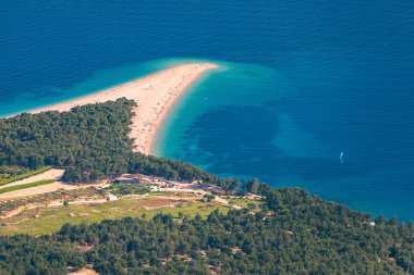 Güzellikler ünlü Adriyatik Beach Zlatni Rat (altın C