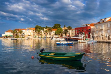 Balıkçı teknesi güzel Sutivan limanda, Brac Adası, C veya uygun