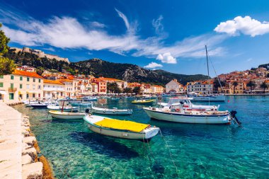 Muhteşem adalar şehir Hvar, Cr önünde teknelerle, görüntüleme