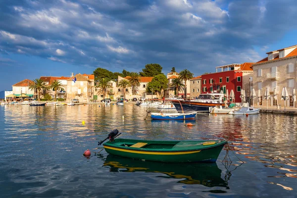 Anclaje del barco de pesca en el hermoso puerto de Sutivan, isla de Brac, C — Foto de Stock