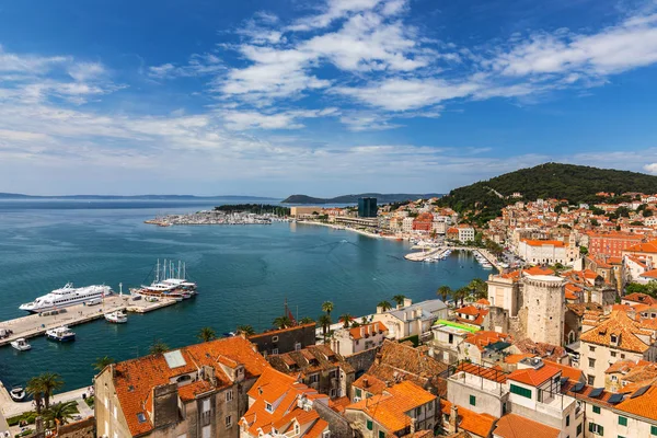 Split waterfront en Marjan heuvel luchtfoto, Dalmatië, Kroatië. — Stockfoto